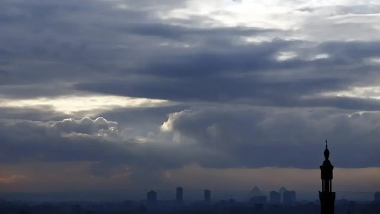 توقعات حالة الطقس تشير إلى هطول أمطار خفيفة وسحب تغطي القاهرة الكبرى